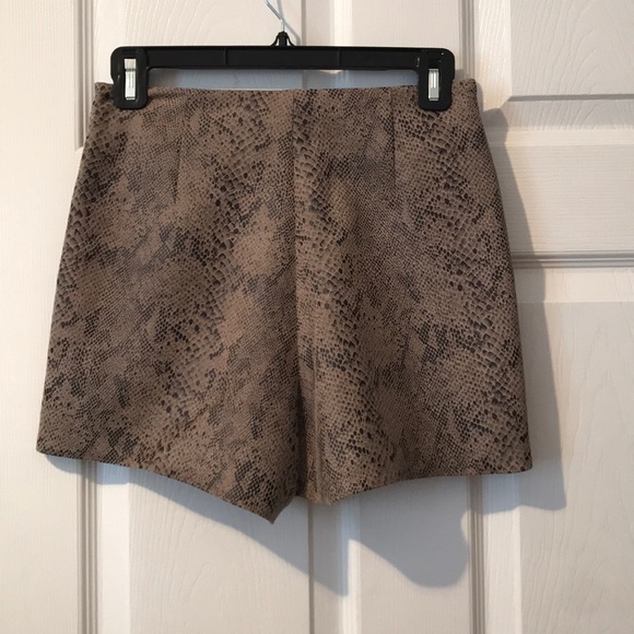 Snakeskin skort! - Picture 2 of 4